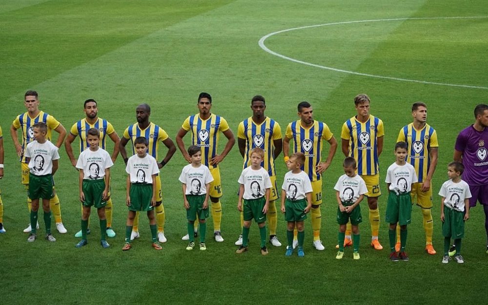 Niños húngaros con jugadores del Maccabi TLV en homenaje al héroe del Holocausto István Tóth en el Groupama Arena en Budapest, 12 de julio de 2018. (Cortesía / Congreso Judío Mundial)