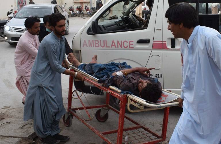 Una víctima de una explosión de bomba es llevada a un hospital en Quetta el 13 de julio de 2018 luego de un ataque en un mitin electoral. (AFP / Banaras Khan)