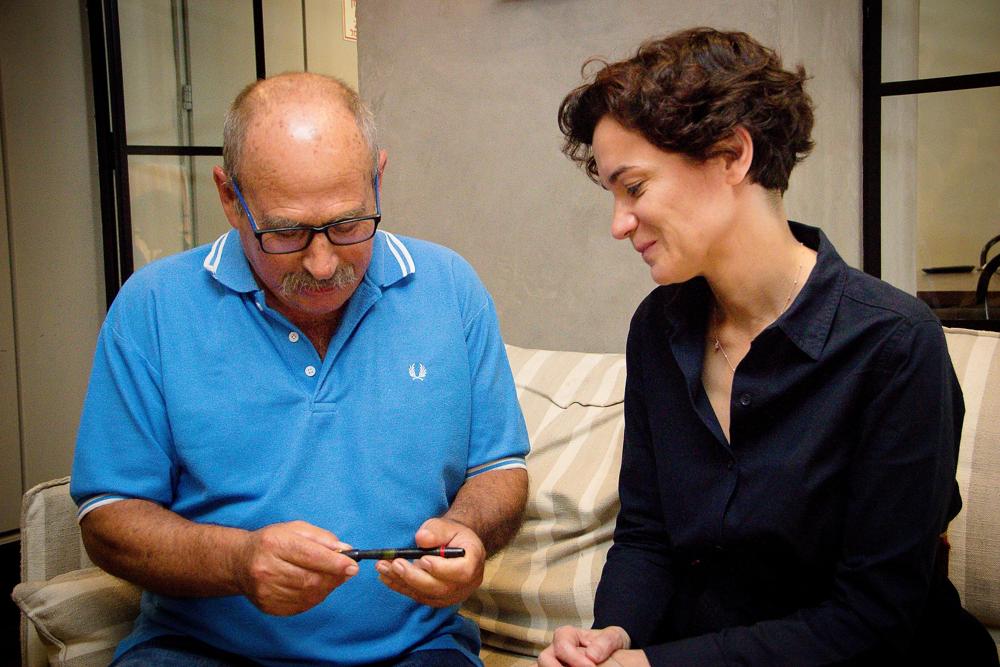 Yaron Roksa (izquierda) recibe una pluma que fue confiscada a su padre por los nazis, Jaffa, 3 de julio de 2018. (Laura Ben-David / Cortesía de ITS)