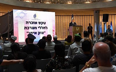 El primer ministro Benjamin Netanyahu habla en una ceremonia en memoria de los soldados israelíes muertos en la guerra de Gaza 2014 en el cementerio militar de Mount Herzl en Jerusalén el 3 de julio de 2018. (Haim Zach / GPO)
