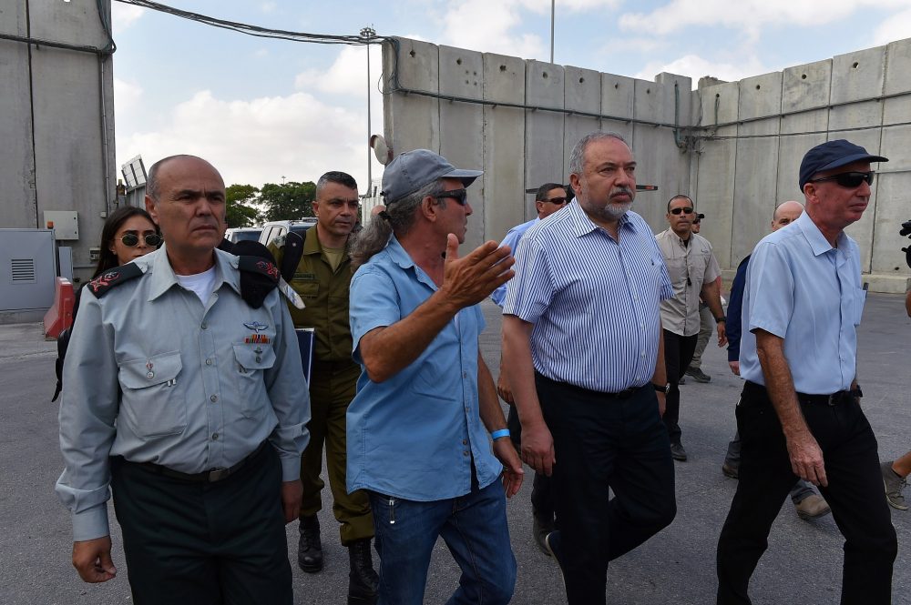 El defensor Minsiter Avigdor Liberman visita Kerem Shalom Crossing el 22 de julio de 2018. (Ariel Hermoni / Ministerio de Defensa)