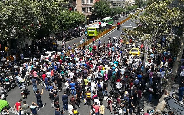 Manifestantes iraníes en el centro de Teherán el 25 de junio de 2018. (AFP Photo / Atta Kenare)