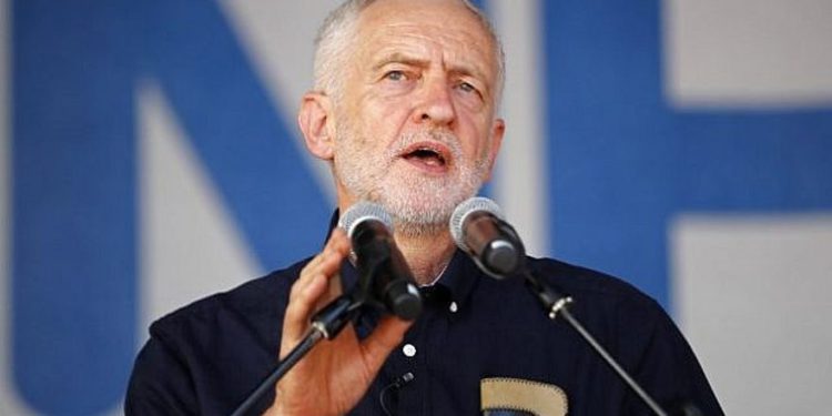 Corbyn enfrenta nuevas críticas sobre su visita a tumbas de terroristas palestinos en Túnez