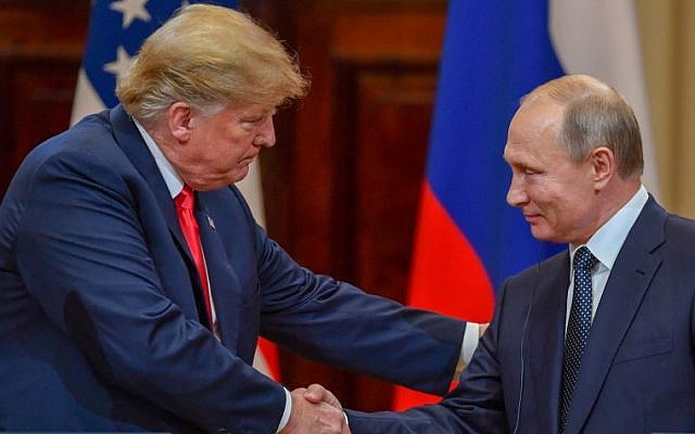 El presidente de los Estados Unidos, Donald Trump (L) y el presidente de Rusia, Vladimir Putin, se dan la mano antes de asistir a una conferencia de prensa conjunta después de una reunión en el Palacio Presidencial en Helsinki, el 16 de julio de 2018. (AFP PHOTO / Yuri KADOBNOV)