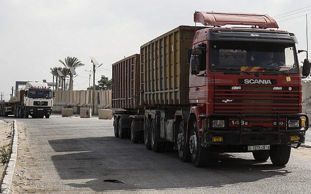 Se ven camiones en la entrada del cruce de Kerem Shalom, el principal punto de paso para los bienes que ingresan a Gaza, en la ciudad de Rafah, al sur de la Franja de Gaza, el 17 de julio de 2018. (AFP PHOTO / SAID KHATIB)