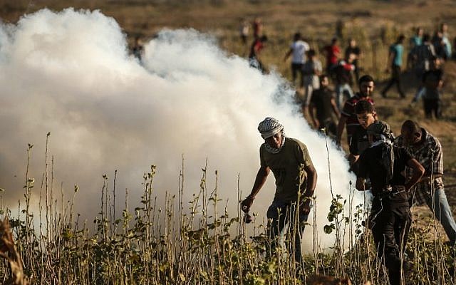 Los palestinos participan en los enfrentamientos con las tropas israelíes a lo largo de la valla fronteriza entre Israel y la Franja de Gaza, al este de la ciudad de Gaza el 27 de julio de 2018. (AFP Photo / Mahmud Hams)