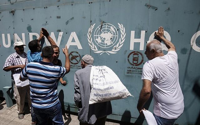 Los empleados de la Agencia de Obras Públicas y Socorro de las Naciones Unidas para los Refugiados de Palestina en el Cercano Oriente (UNRWA) y sus familias protestan contra los recortes de empleos anunciados por la agencia frente a sus oficinas en Gaza el 31 de julio de 2018. (AFP PHOTO / SAID KHATIB)