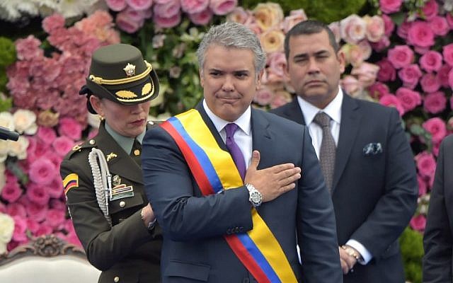 El nuevo presidente de Colombia, Iván Duque, hace un gesto después de recibir la banda presidencial durante su ceremonia de inauguración en la Plaza Bolívar en Bogotá, el 7 de agosto de 2018. (AFP Photo / Raul Arboleda)