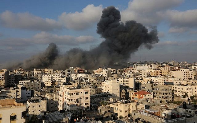 Una columna de humo se eleva desde los restos de un edificio al oeste de la ciudad de Gaza que fue atacado por la Fuerza Aérea israelí en respuesta a un ataque con cohetes que golpeó el sur de Israel el 9 de agosto de 2018. (AFP Photo / Mahmud Hams)