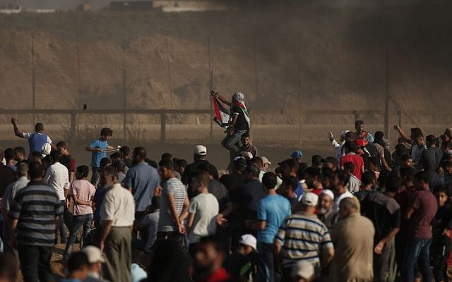 Los palestinos participan en enfrentamientos en la frontera con Israel, al este de la ciudad de Gaza, el 17 de agosto de 2018. (AFP Photo / Mahmud Hams)