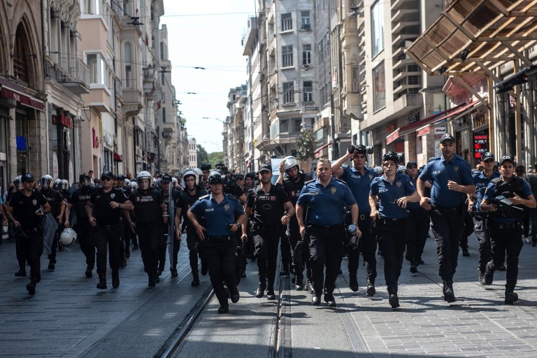 Turkish riot police face protesters of Saturday mothers group demonstration on August 25, 2018 in Istanbul. (AFP/Yasin AKGUL)