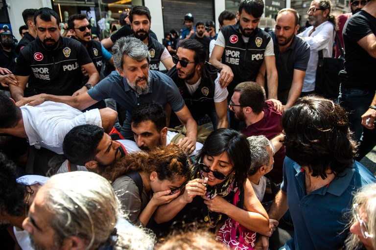 Turkish riot police detain protesters of Saturday mothers group demonstration on August 25, 2018 in Istanbul. (AFP/Yasin AKGUL)