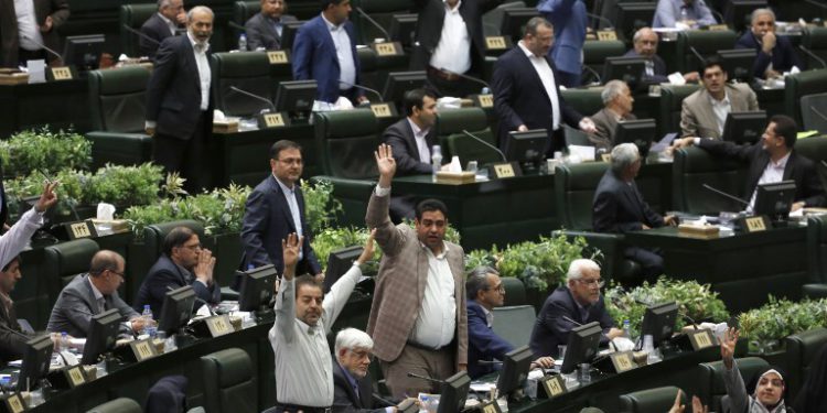 Veintitrés parlamentarios de Irán contraen coronavirus