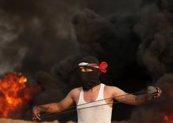 Palestinos se enfrentan con las FDI en la frontera de Gaza
