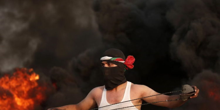 Palestinos se enfrentan con las FDI en la frontera de Gaza