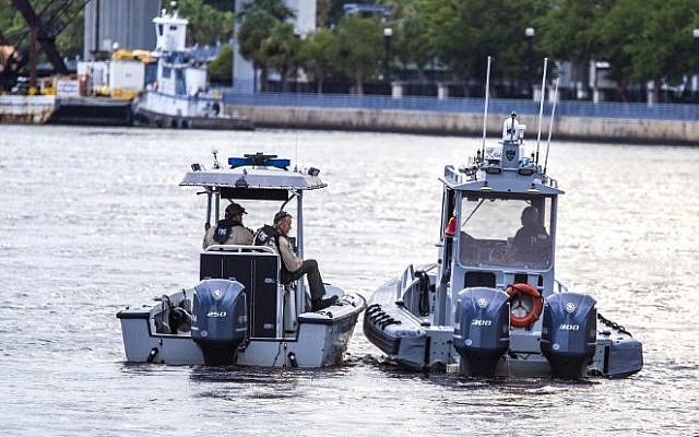 Oficiales del Sheriff de Jacksonville patrullan el río St. Johns frente al aterrizaje de Jacksonville después de un tiroteo ocurrido el 26 de agosto de 2018 en Jacksonville, Florida (Mark Wallheiser / Getty Images / AFP
