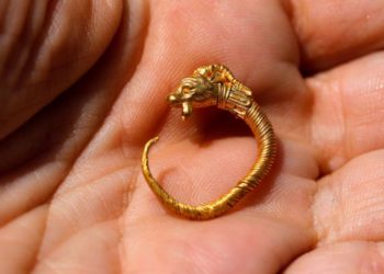 Pendiente de oro con cuernos de 2.000 años de antigüedad encontrado cerca del Monte del Templo en Jerusalem