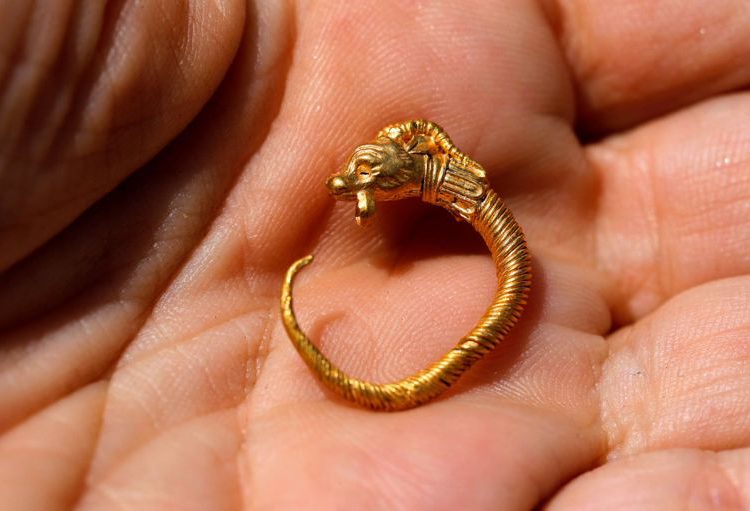 Pendiente de oro con cuernos de 2.000 años de antigüedad encontrado cerca del Monte del Templo en Jerusalem