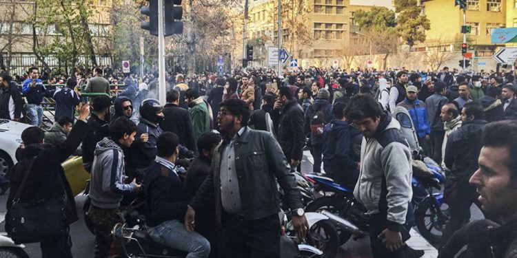 'Una cuestión de vida o muerte': los iraníes se desesperan ante las sanciones de Estados Unidos