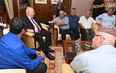 El presidente Reuven Rivlin (L) se reunió con los líderes de la comunidad drusa en su residencia en Jerusalén el 29 de julio de 2018. (Mark Neiman / GPO)