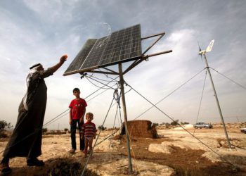 Palestinos recurren a la energía solar para reducir su déficit de electricidad