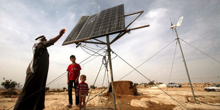 Palestinos recurren a la energía solar para reducir su déficit de electricidad