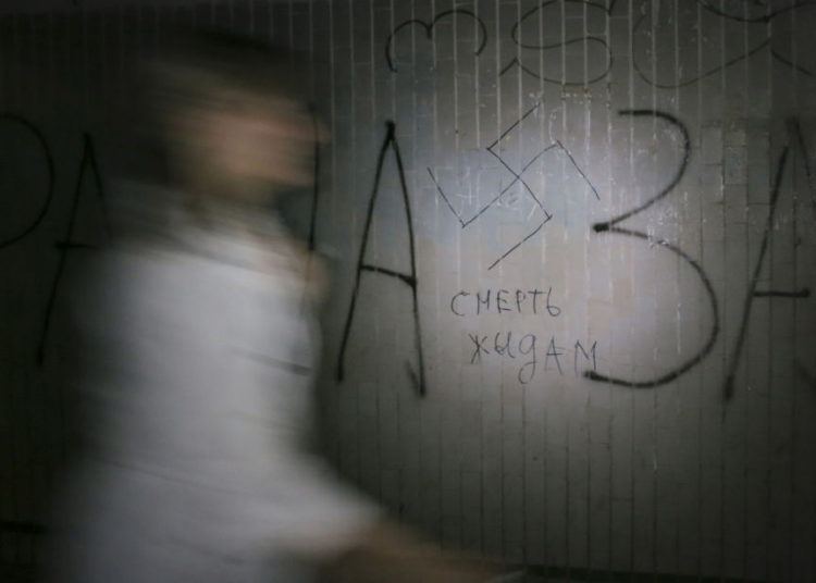 Esvástica y lemas antisemitas son pintados en centro cultural judío en Rusia