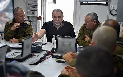 El Ministro de Defensa Avigdor Liberman (c) habla en una reunión con el Jefe de Gabinete de las FDI Gadi Eisenkot (R) y Jefe del Comando Norte Yoel Strick el 7 de agosto de 2018. (Ariel Hermoni / Ministerio de Defensa)