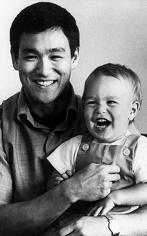 Bruce Lee con su hijo rubio, ojos grises Brandon, alrededor de 1966. (Dominio público)