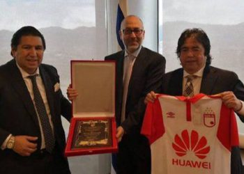 Equipo de fútbol colombiano elimina imagen con embajador de Israel