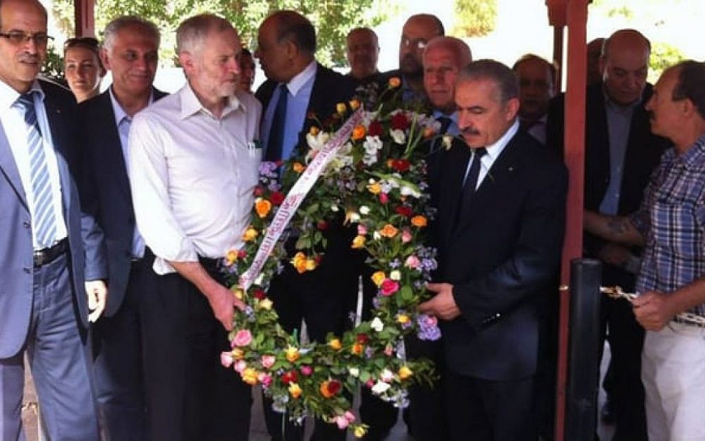 eremy Corbyn (segundo desde la izquierda) sosteniendo una ofrenda floral durante una visita a los Mártires de Palestina, en Túnez, en octubre de 2014. (Página de Facebook de la embajada palestina en Túnez)