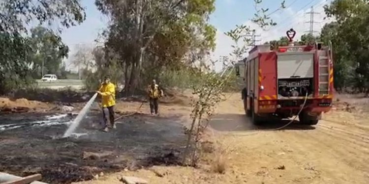 Globos incendiarios causan tres nuevos incendios en el Sur de Israel