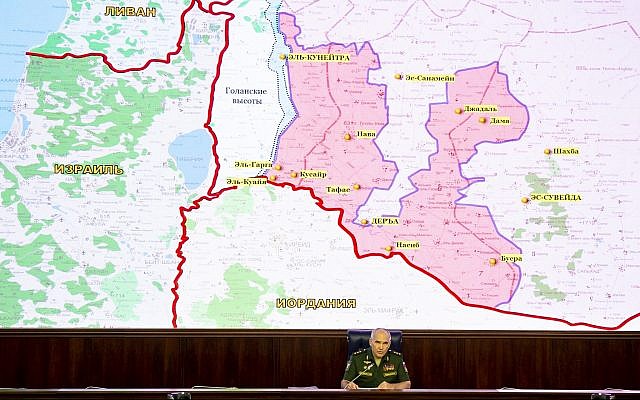 Col.-Gen. Sergei Rudskoy del Estado Mayor Militar ruso habla a los medios de comunicación mientras una pantalla muestra el mapa de Israel, Jordania, Siria y el Líbano en Moscú, Rusia, el 2 de agosto de 2018. (AP Photo / Alexander Zemlianichenko, Pool)