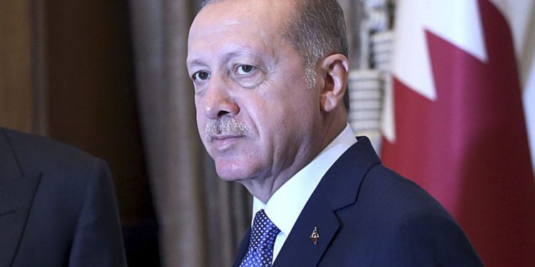 La lira turca se recupera después de que Qatar promete 15 mil millones de dólares