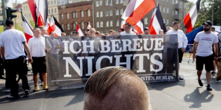 Cientos de neonazis marchan en Berlín, protegidos por la policía