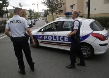 Hombre mata a su madre y hermana cerca de París; Estado islámico reclama ataque