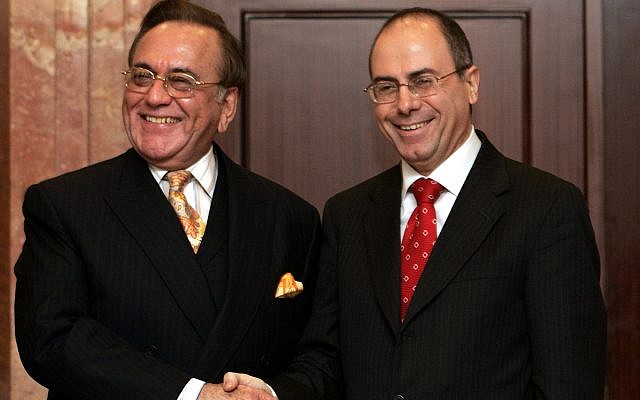 El ministro de Relaciones Exteriores paquistaní Khursheed Kasuri, izquierda, saluda a su homólogo israelí, Silvan Shalom, en Estambul, Turquía, el 1 de septiembre de 2005. Los ministros de Relaciones Exteriores de Israel y Pakistán, un país musulmán que hace mucho tomó una línea dura contra los judíos Estado, se reunió públicamente por primera vez, un avance diplomático que siguió a la retirada de Israel de la Franja de Gaza. Shalom elogió la reunión como "histórica" ​​y dijo que después de la retirada de Gaza era "el momento para que todos los países musulmanes y árabes reconsideraran sus relaciones con Israel". (AP Photo / Murad Sezer)