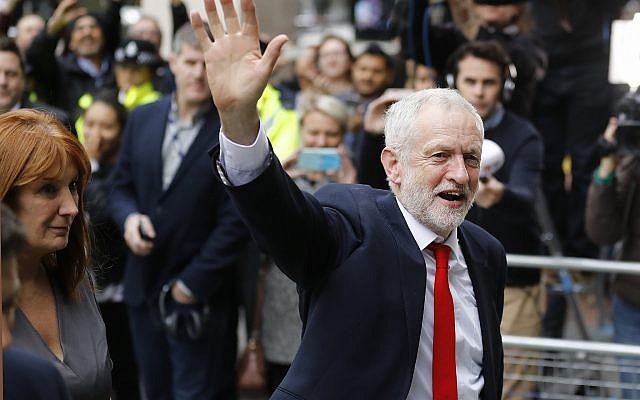 El líder laborista de Gran Bretaña, Jeremy Corbyn, agita su brazo cuando llega a la sede del partido en Londres, el viernes 9 de junio de 2017, después de las elecciones generales (AP Photo / Frank Augstein)