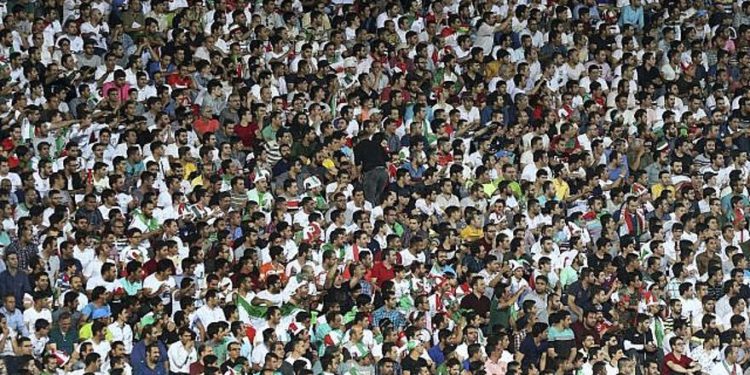 Emisora Irán TV es acusada de silenciar cánticos de "Muerte al dictador" del estadio durante partido de fútbol