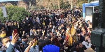 Estudiante de Irán es sentenciada a 7 años en prisión por participar en protestas universitarias