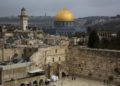 Una vista del Muro Occidental y la Cúpula de la Roca, uno de los sitios más sagrados para judíos y musulmanes, se ve en la Ciudad Vieja de Jerusalem, el 6 de diciembre de 2017 (AP Photo / Oded Balilty)