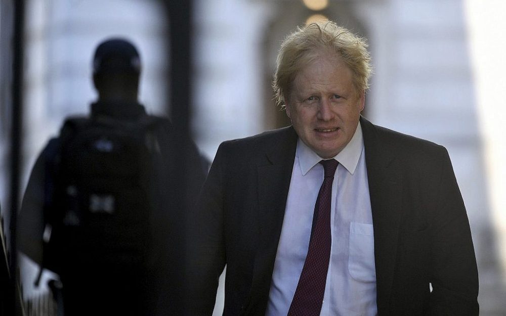 El secretario de Asuntos Exteriores de Gran Bretaña, Boris Johnson, deja el Foreign Office camino a Downing Street para una reunión de gabinete, en Londres, el 26 de junio de 2018. (Victoria Jones / PA vía AP)