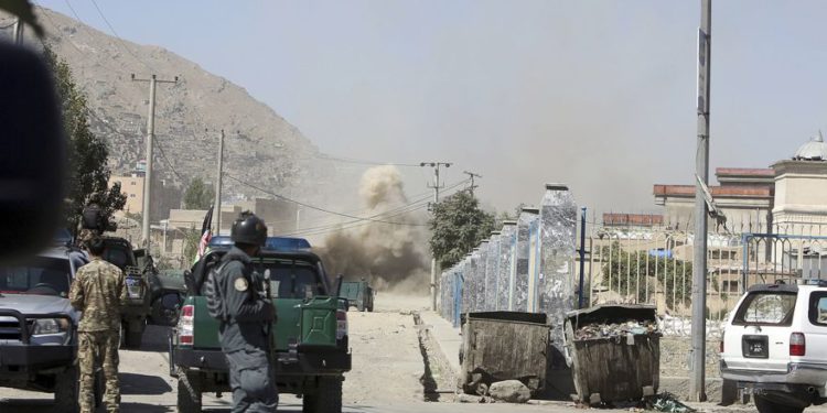 Afganistán: Cohetes talibanes son disparados en el palacio presidencial de Kabul y golpean la cercana embajada de Estados Unidos