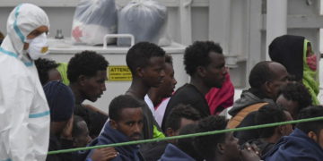 Italia amenaza con retirar fondos de la Unión Europea por “crisis de barcos migrantes”