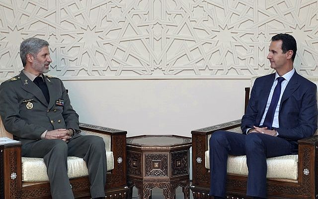Esta foto publicada por la agencia de noticias oficial siria SANA muestra al presidente sirio Bashar Assad, a la derecha, reuniéndose con el ministro de Defensa de Irán, Amir Hatami, en Damasco, Siria, el 26 de agosto de 2018. (SANA vía AP)