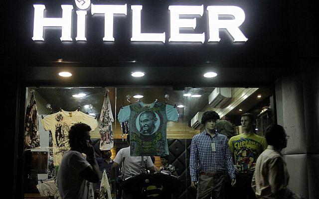 En esta foto, los indios caminan frente a una tienda de ropa llamada 'Hitler' en Ahmadabad, India, el 4 de septiembre de 2012. (AP Photo / Ajit Solanki)