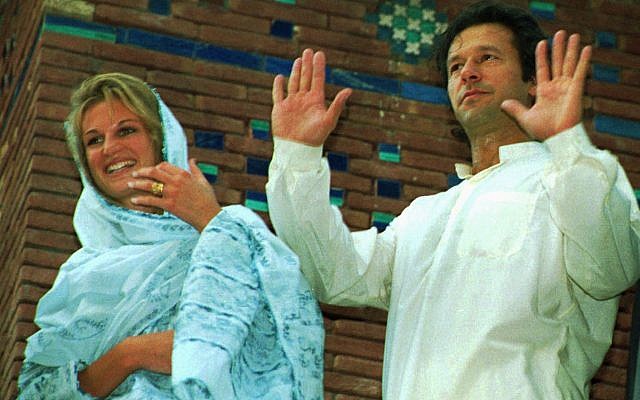 Imran Khan, a la derecha, ex jugador de cricket pakistaní, junto con su esposa recién casada Jemima, vestida con vestimenta tradicional pakistaní, trata de calmar a la multitud emocional reunida frente a su residencia el sábado 22 de julio de 1995 en Lahore. Había volado en ese día con su esposa de Jeddah y fue recibido por cientos de sus admiradores en el aeropuerto de Lahore. (AP Photo / BKBangash)