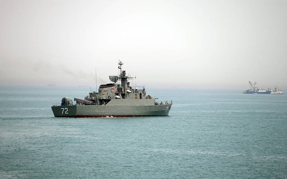 Ejemplos ilustrativos: El buque de guerra iraní Alborz, en primer plano, se prepara para abandonar las aguas de Irán en el Estrecho de Ormuz, en esta foto difundida por la Agencia semioficial Fars News, martes, 7 de abril de 2015. (/ agencia de noticias Fars AP, Mahdi Marizad)