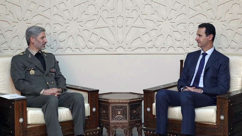 Esta foto publicada por la agencia de noticias oficial siria SANA muestra al presidente sirio Bashar Assad, a la derecha, reuniéndose con el ministro de Defensa de Irán, Amir Hatami, en Damasco, Siria, el 26 de agosto de 2018. (SANA vía AP)