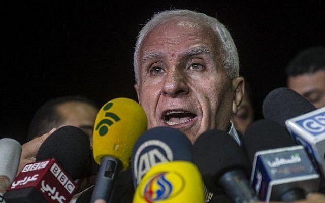 Azzam al-Ahmad da una conferencia de prensa en un hotel en El Cairo, el 13 de agosto de 2014. (Crédito de la foto: AFP / Khaled Desouki)